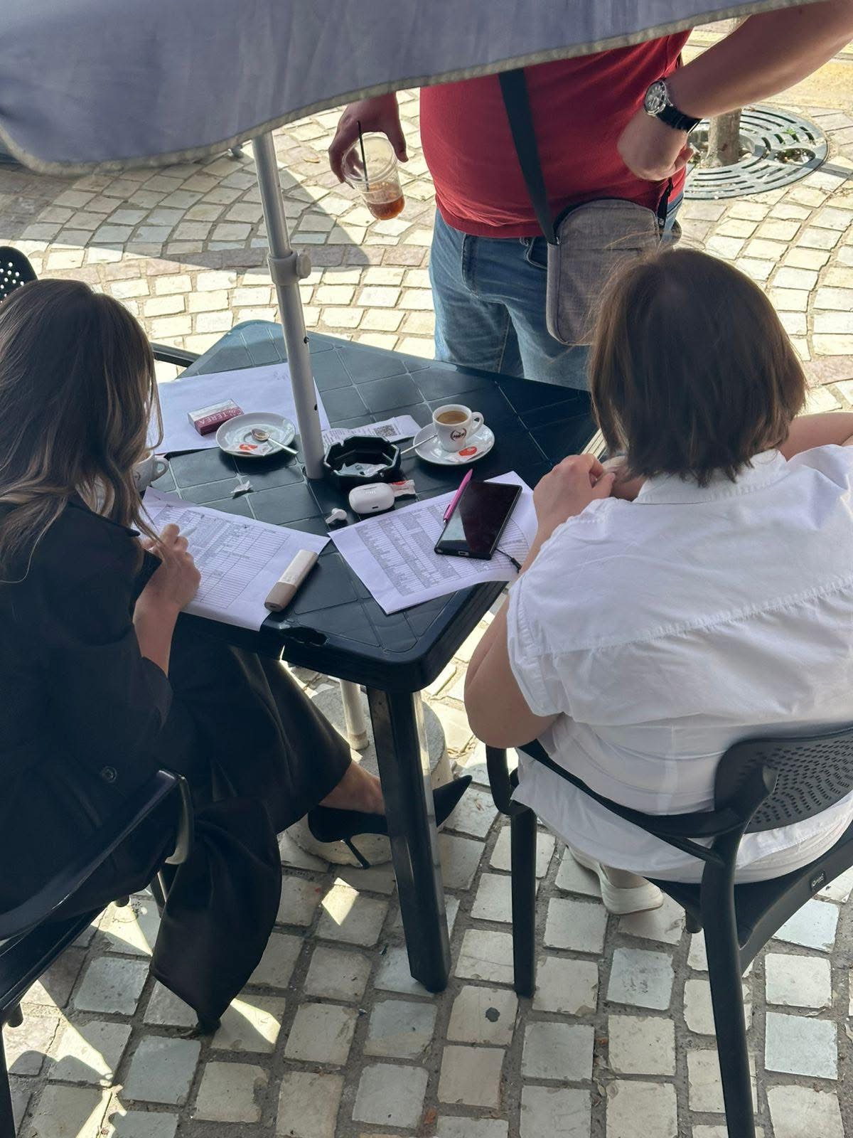 Grupe patronazhistësh vëzhgojnë votuesit, shkelje e rëndë e punonjësve të administratës