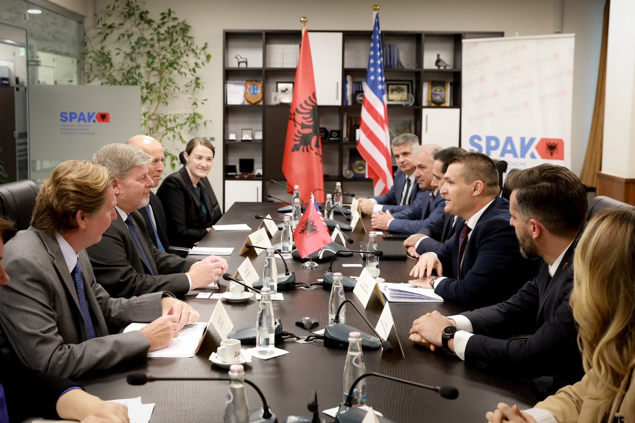 Zyrtari i lartë amerikan në Tiranë: Eleminoni kartelet