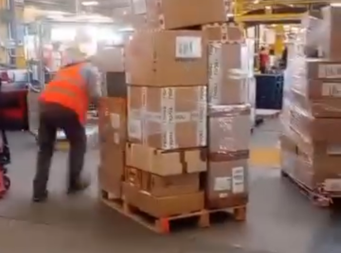 Postieri i DHL, militant i PS. Ja si përdor votat e emigrantëve. Mesazhet