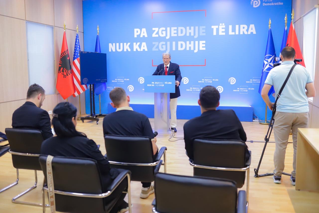 Berisha denoncon skandalin: Deputeti Arkend Balla u punësua në kompaninë e kartelit të Troplinëve