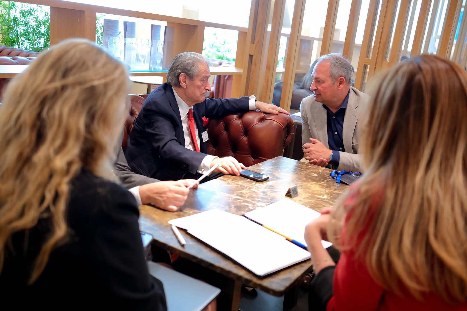 Takimi Berisha–Schieder në Bruksel: Nevojë urgjente për mbrojtjen e demokracisë në Shqipëri