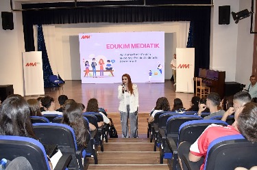 AMA, edukim mediatik me nxënësit, Krasniqi: Mbrojtja nga rreziqet virtuale nis nga mendimi kritik