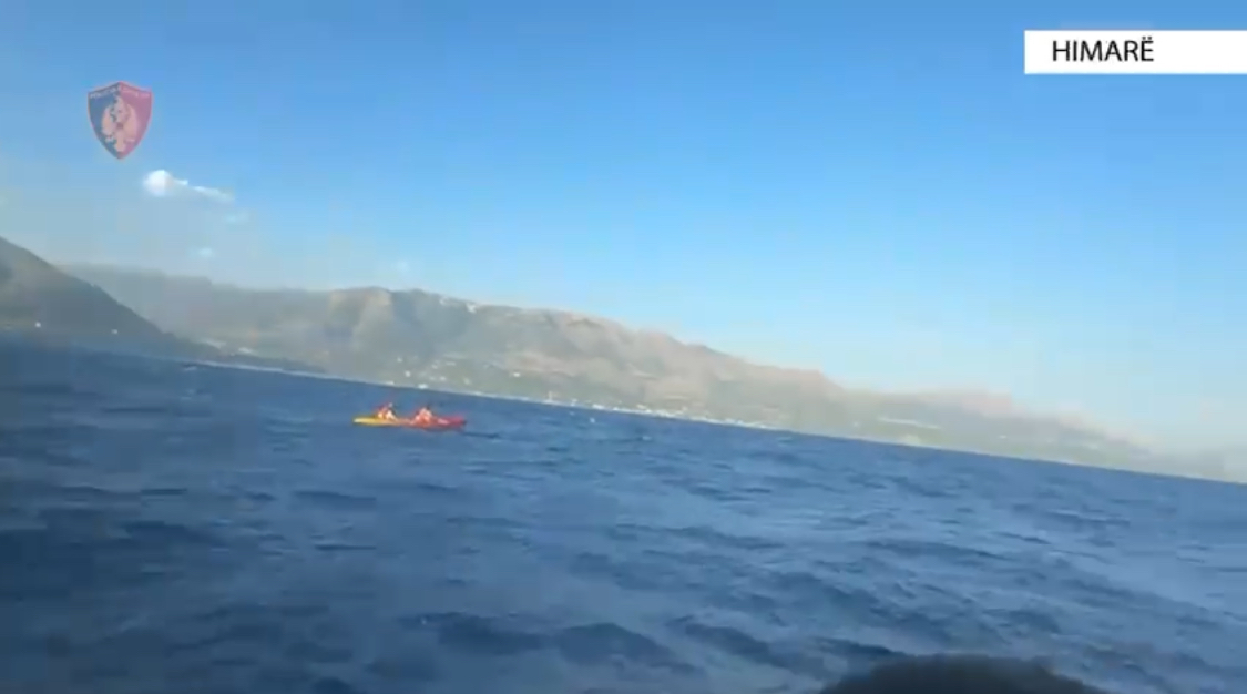 Dallgë të forta në Jon, policia kufitare gjen turistë të bllokuar nga deti i trazuar