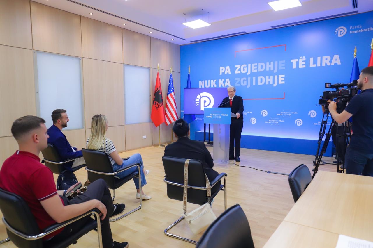 Berisha ironizon dy deputetët socialistë: Gogu dhe Xhafaj, dy spiunët e Ramës në Bruksel. Në deklaratë një emër i ri, Adelajda