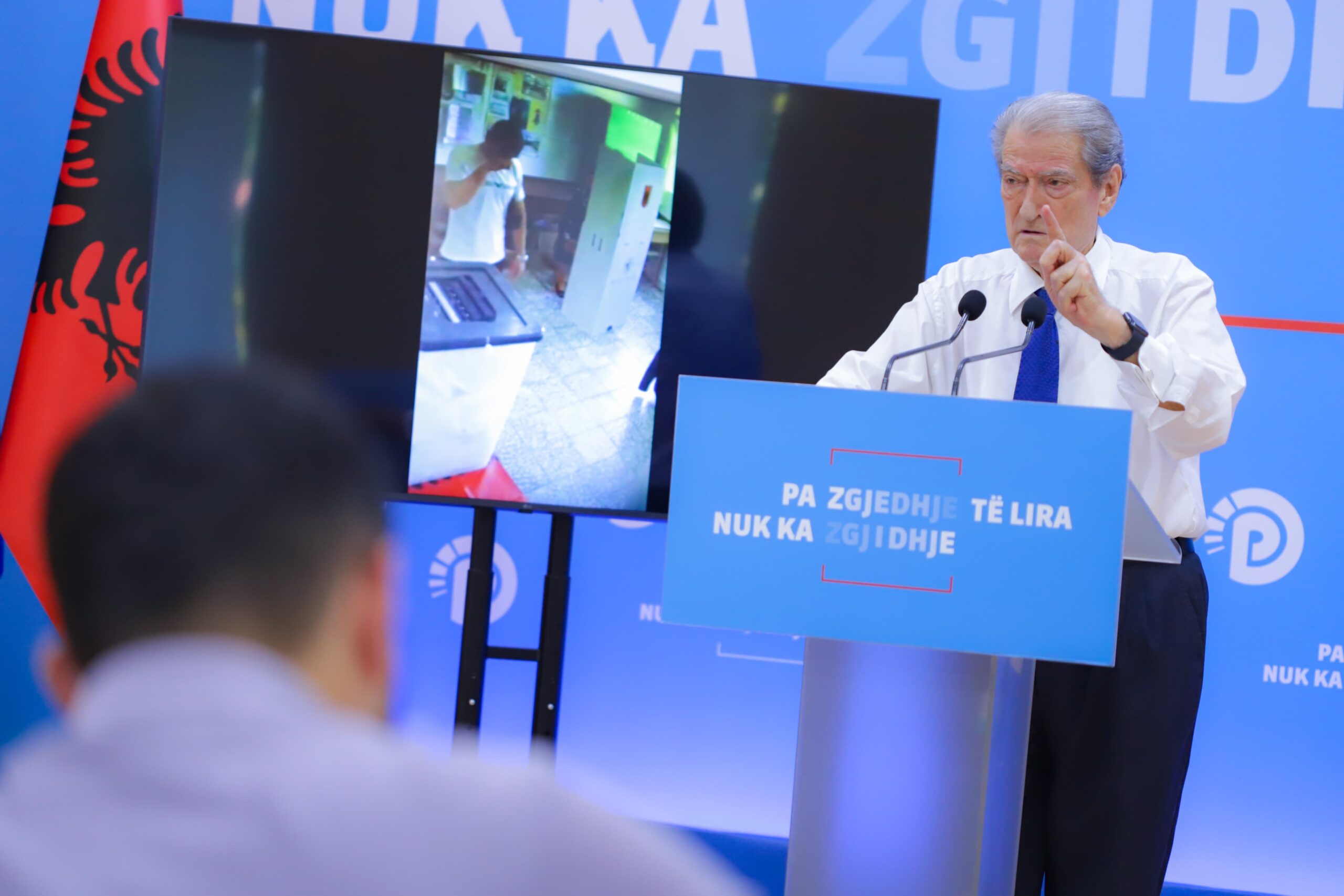 VIDEO/ Berisha publikon të tjera pamje tronditëse nga farsa elektorale: Votojnë komisionerët, zgjedhësit vetëm palosin fletën!