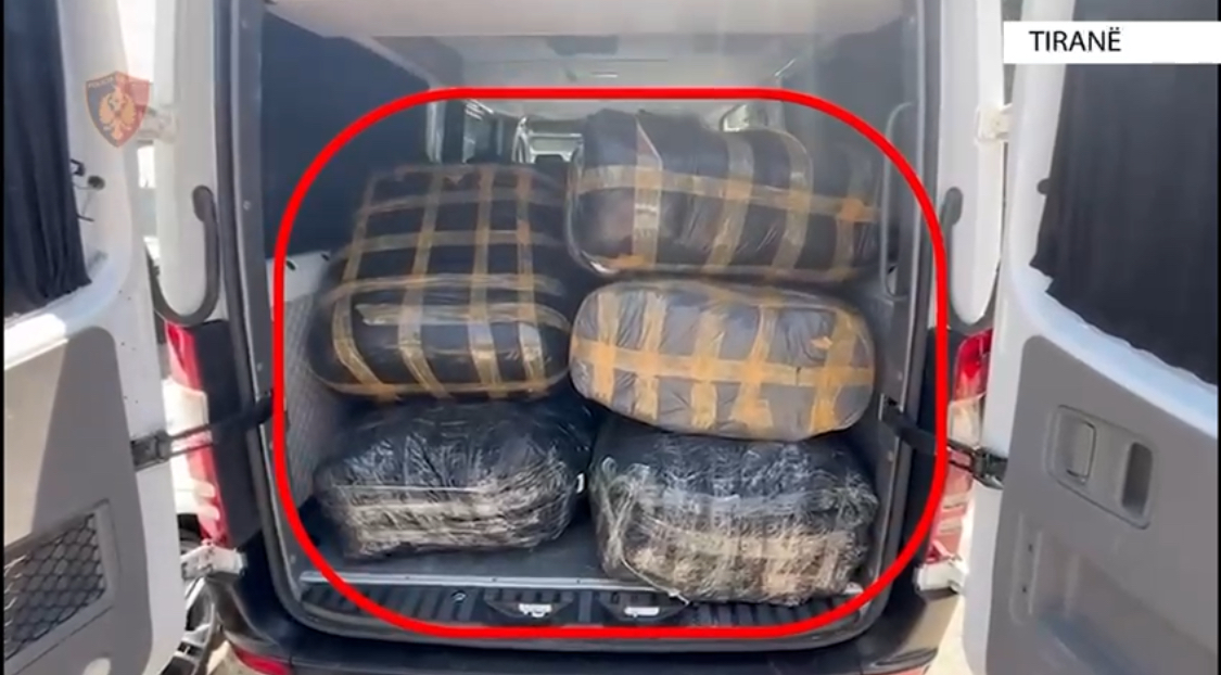 Mallra kontrabandë në vlerën 40 mijë euro në një rrugicë të Tiranës