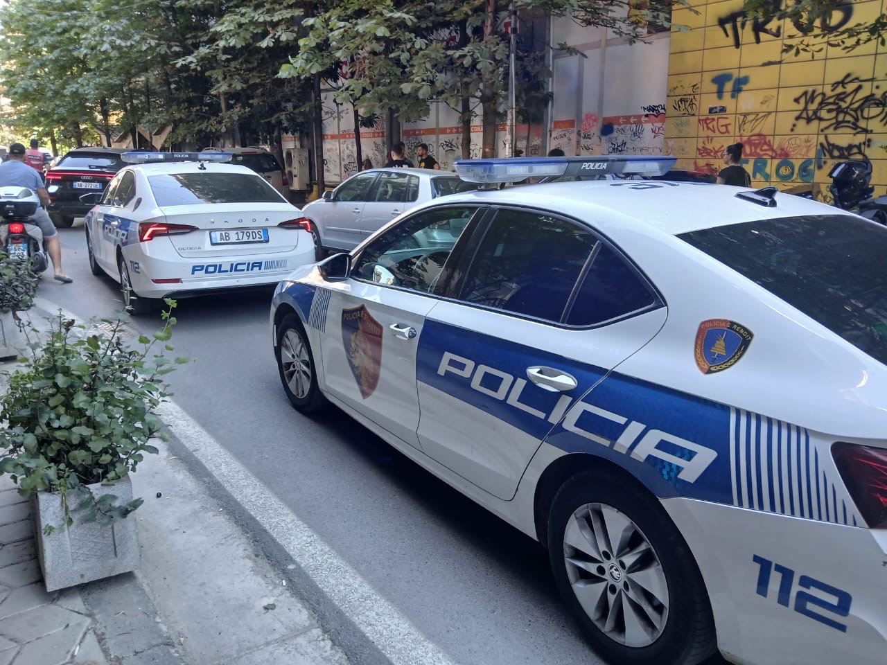 Aksident në Tiranë, Audi që ndiqej nga policia godet disa makina, rrezikohen kalimtarët