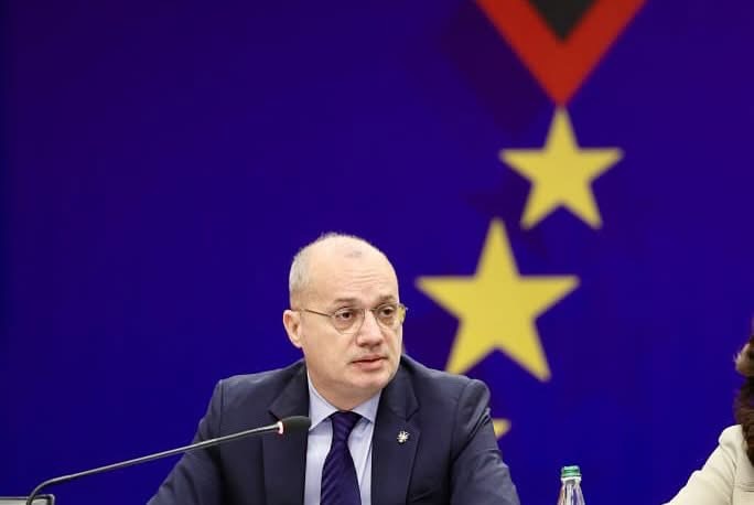 Igli Hasani përgjigjet për komentet e Berishës për letrën që ministri u dërgoi vëzhguesve ndërkombëtarë