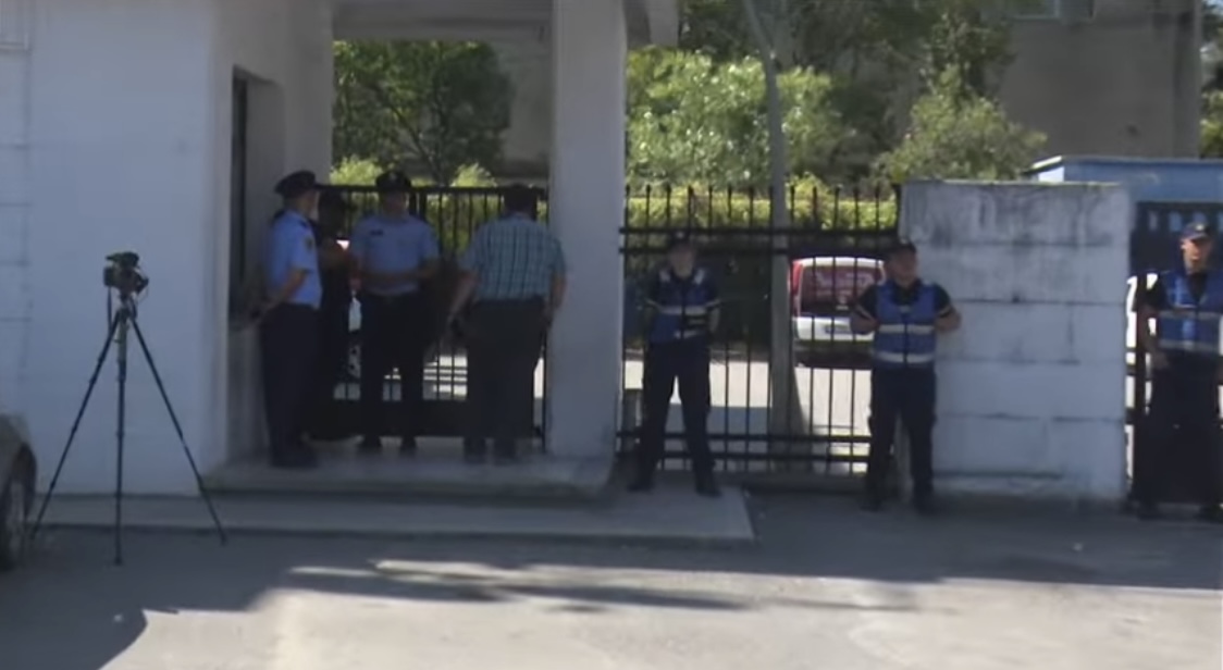 Qeveria rrëmben zyrat e news24 e Balkanweb, fik sinjalin e televizionit