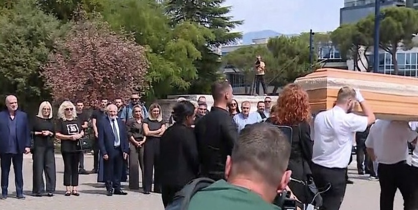 Përcillet me nderime për në banesën e fundit Artur Zheji