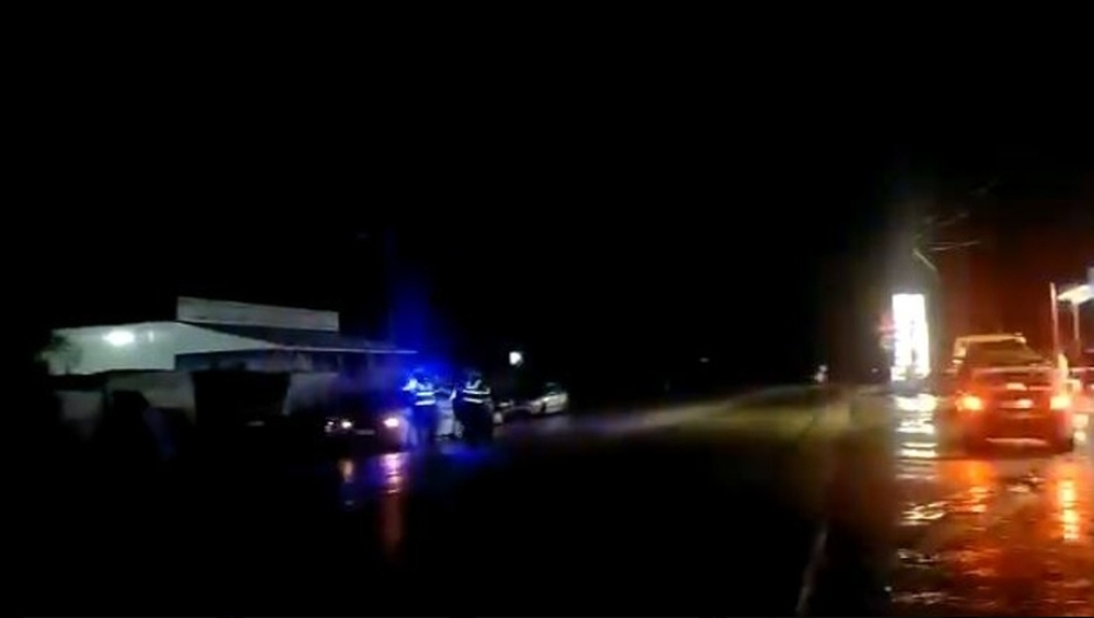 Dy të rinj humbin jetën në Peqin, aksident i rëndë tek Ura e Teqes