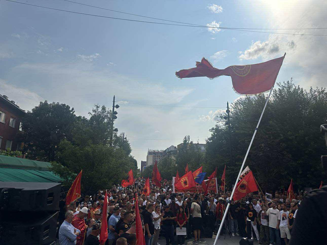 Prishtine, proteste e veteranve te UÇK per lirimin e Thaçit nga qelitë e Hagës. Provokimi i Ramës nga Tirana