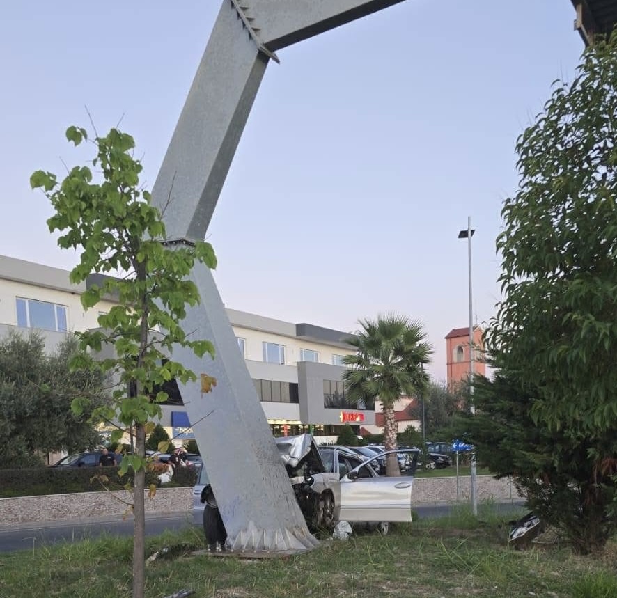 Aksidenti rëndë në Han të Hotit, makina u përplas me një reklamë në anë të rrugës, babë e bir pa jetë