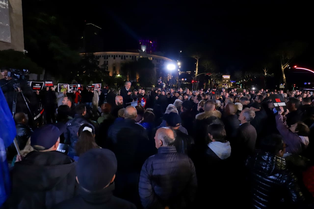 Foltorja tek Kryeministria, Berisha: Nuk ikim derisa të ikë Rama