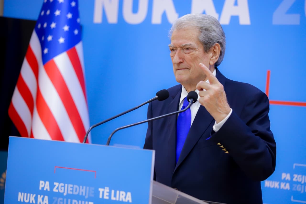 Berisha: Afera më e zezë është AKSHI i familjes Rama! Baxhanaku i tij ka marrë 93 përqind të tenderave me prestanome