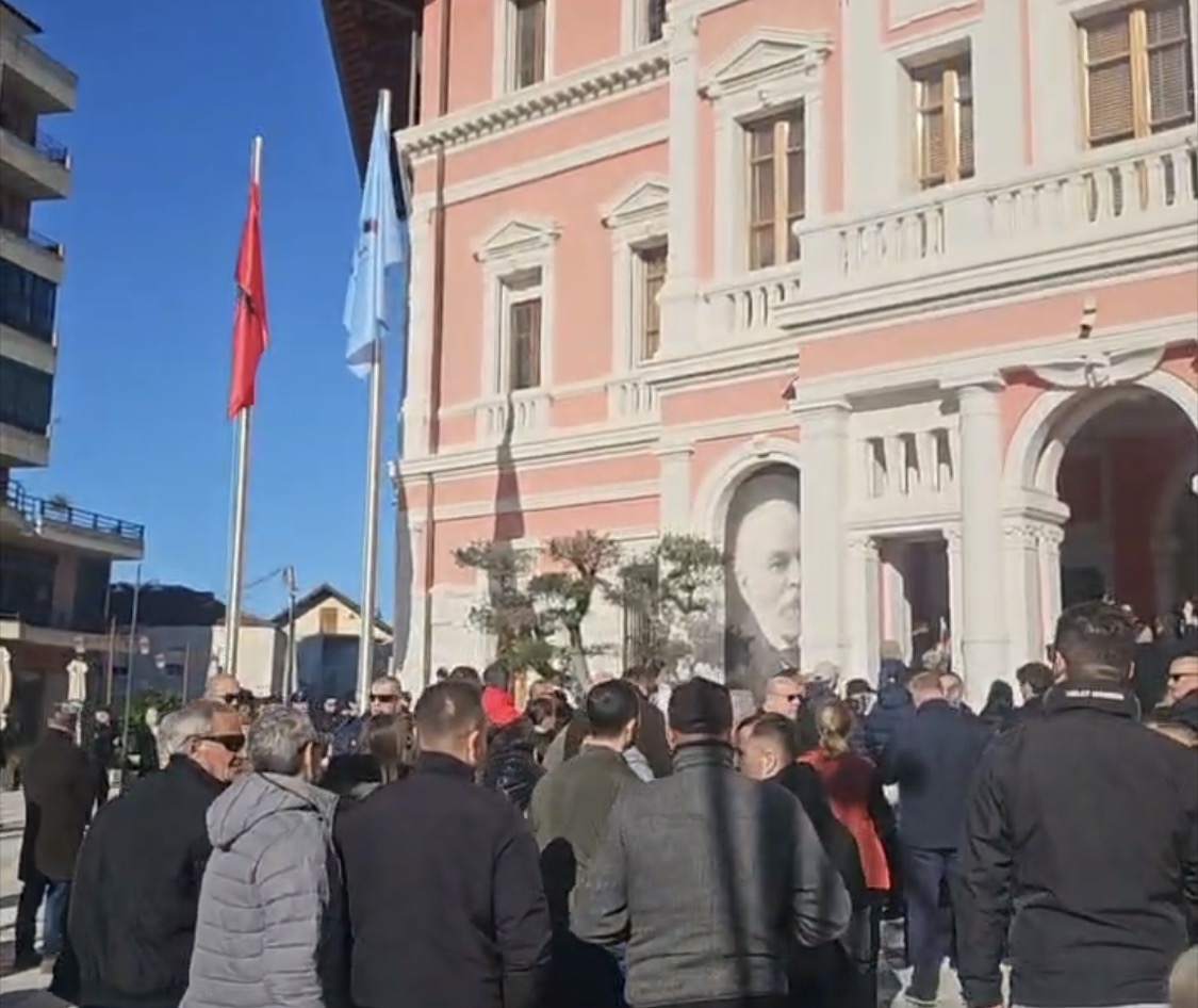 “Na janë kthyer shtëpitë në dhoma sh*rre”. Shpërthen protesta në Vlorë para bashkisë