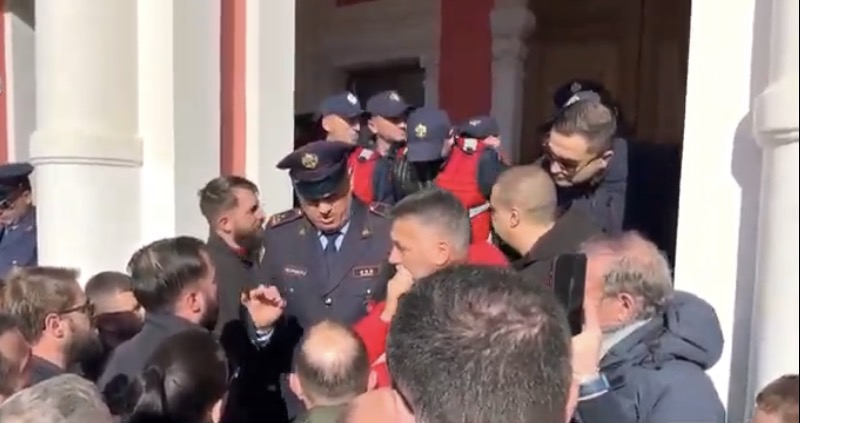 “Na janë kthyer shtëpitë në dhoma sh*rre”. Shpërthen protesta në Vlorë para bashkisë