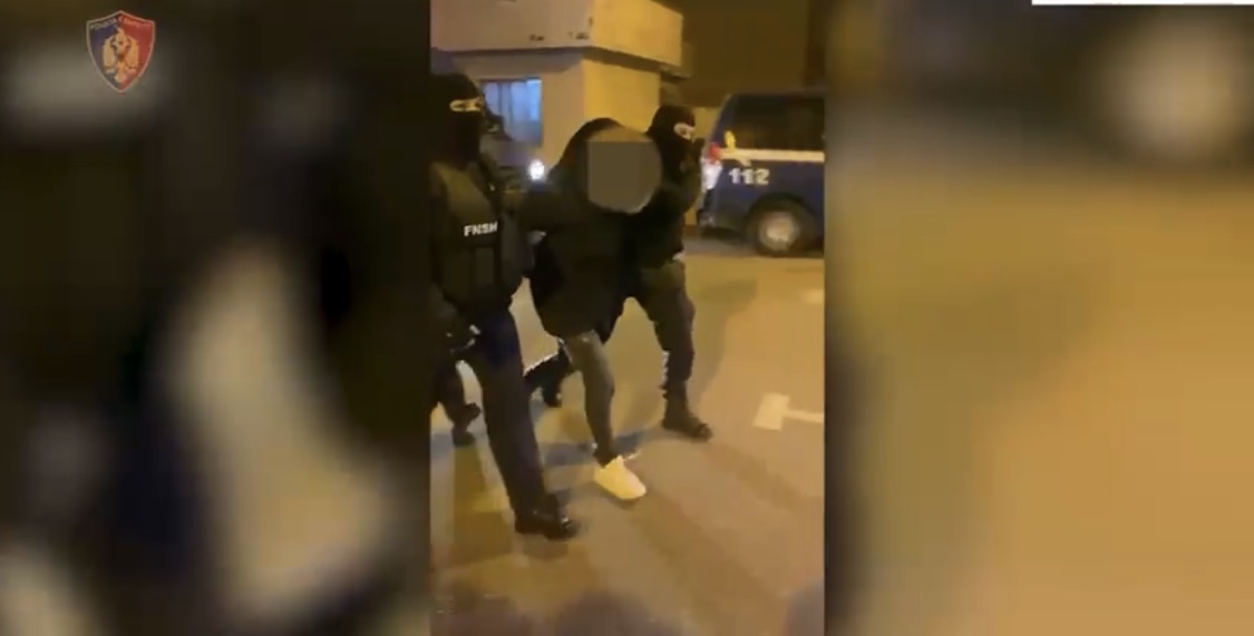 Adriani u bë tapë dhe ju hyri me rradhë makinave në Laç